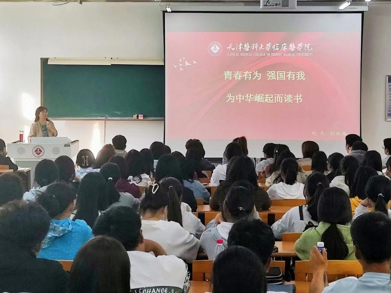 学院院长刘佩梅深入思政课堂讲授形势政策开学第一课